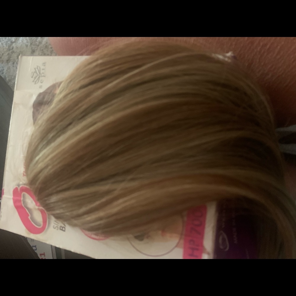 1 Clip on bangs never used